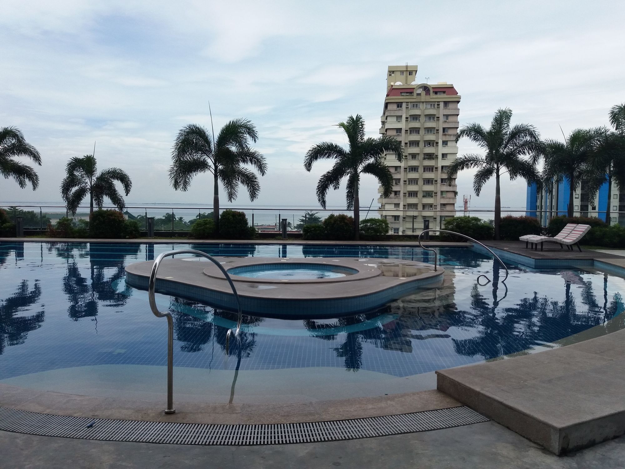 Malate Bayview Mansion City View Манила Экстерьер фото